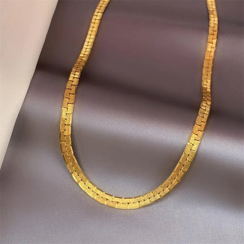 Collier chaîne plate acier inoxydable plaqué or 18k style vintage - vue de face
