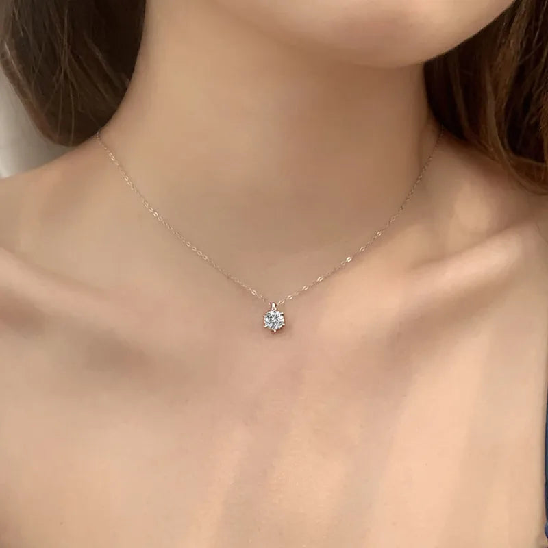 Collier pendentif moissanite 0.50 carat argent 925 solitaire - vue portée 
