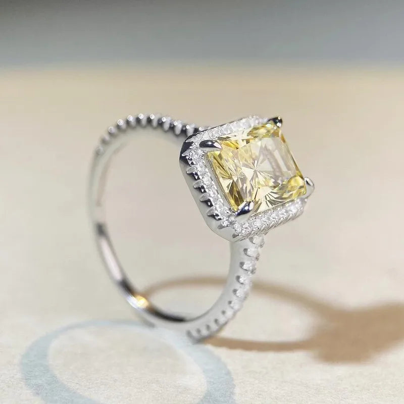 Bague solitaire zircon jaune rectangulaire argent 925 - détail pierre
