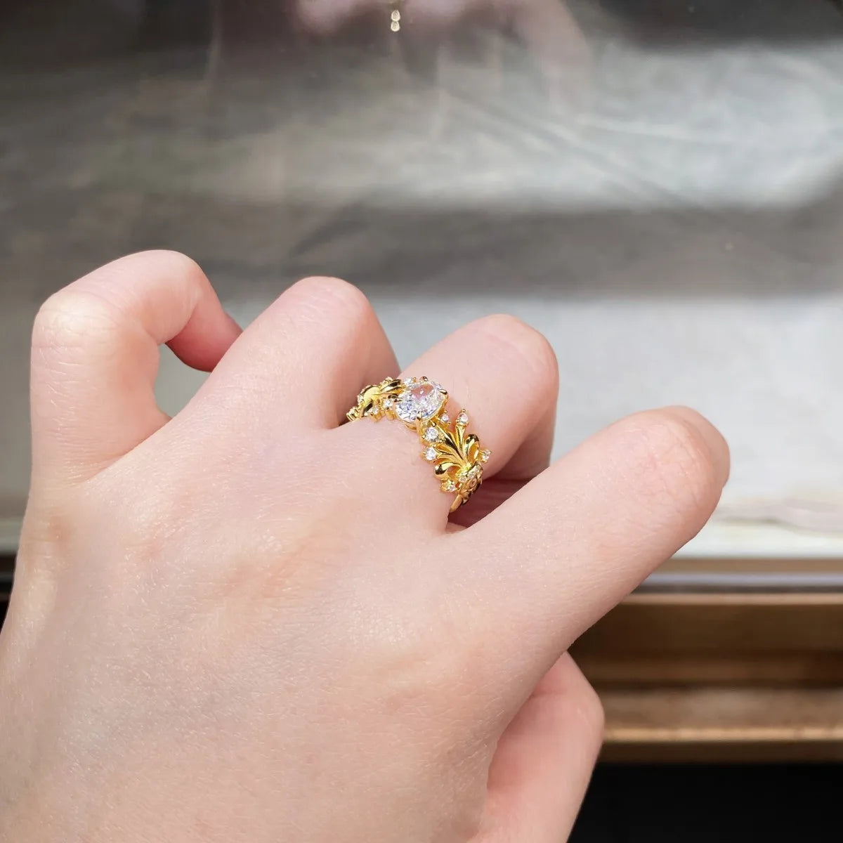 Bague argent 925 plaqué or 18k fleur de lys 1ct luxe - détail fleur de lys
