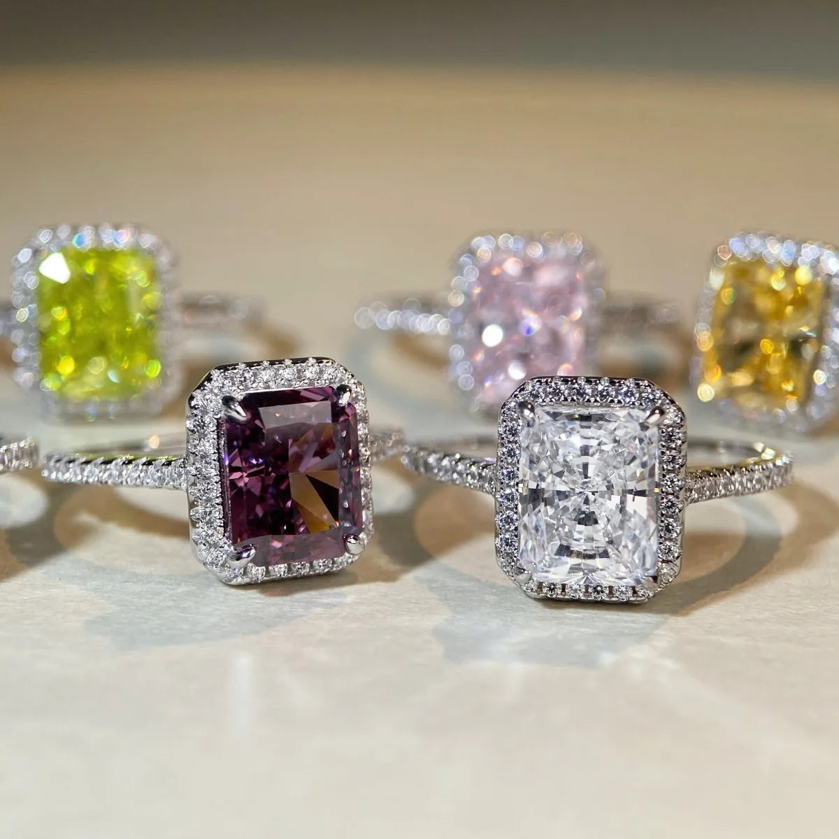 Bague argent 925 zircon violet rectangulaire halo cristaux - détail pierre
