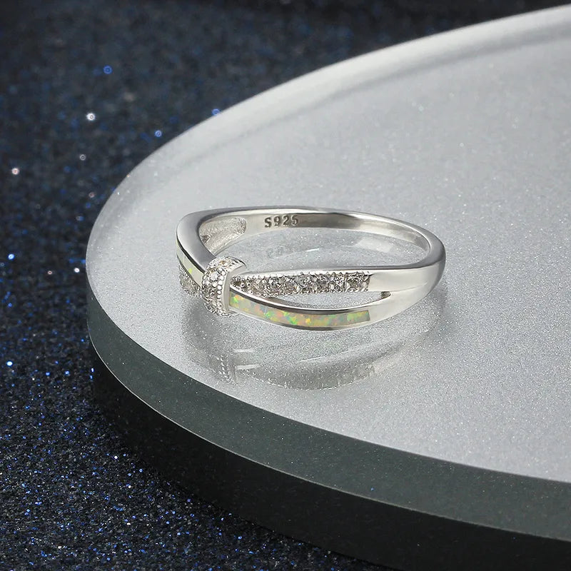 Bague opale irisée croisée pavé zircons argent 925 unique - détail opale
