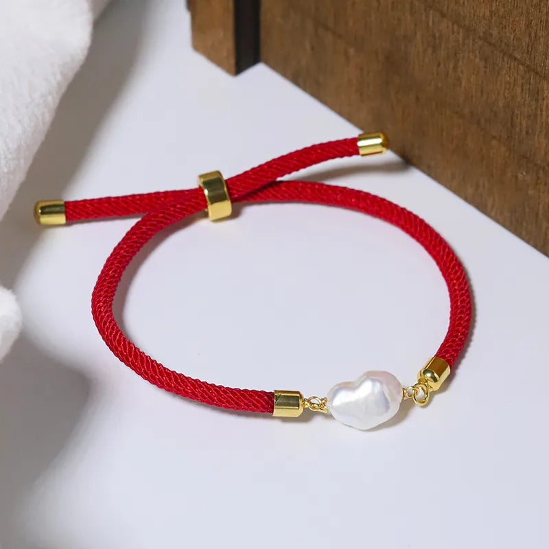 Bracelet cordon rouge perle d'eau douce acier inoxydable - porté poignet
