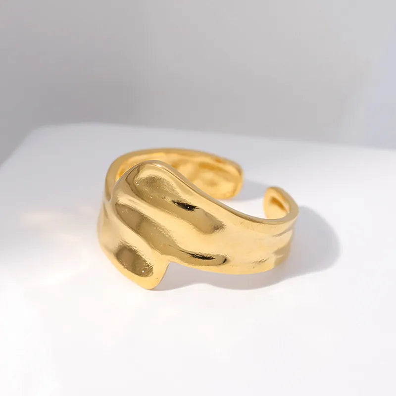 Bague effet martelé doré acier inoxydable plaqué or - texture artisanale