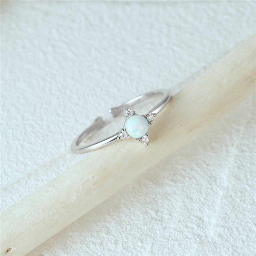 Bague opale blanche argent zircons - détail opale
