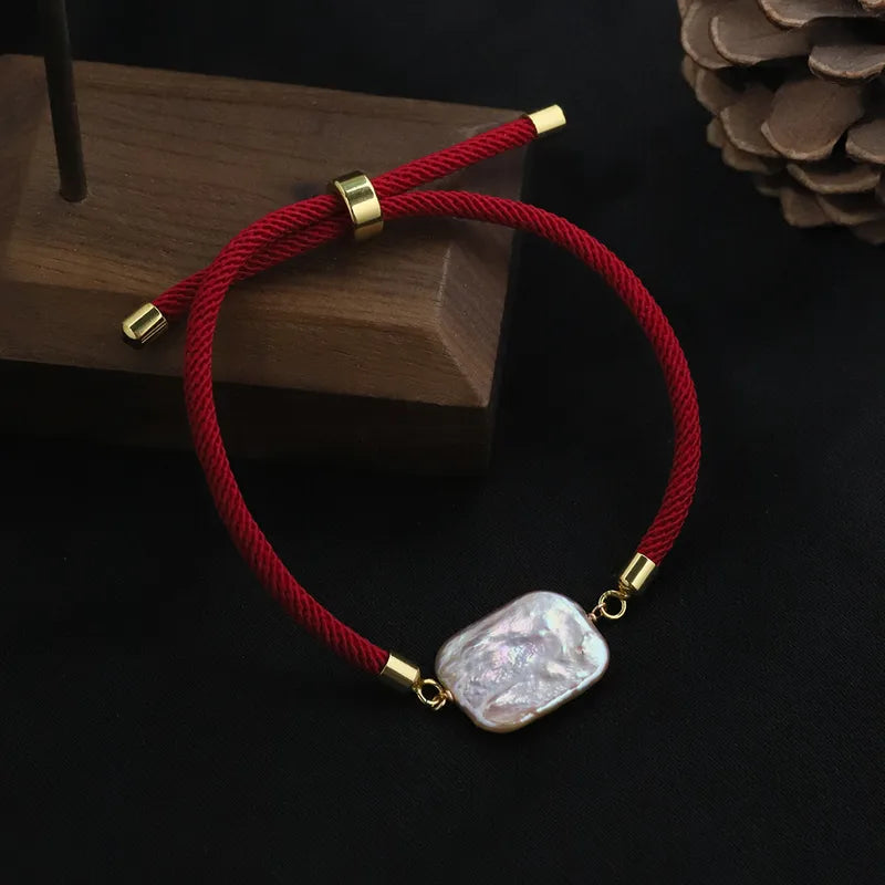 Bracelet cordon rouge perle nacrée acier inoxydable - vue latérale

