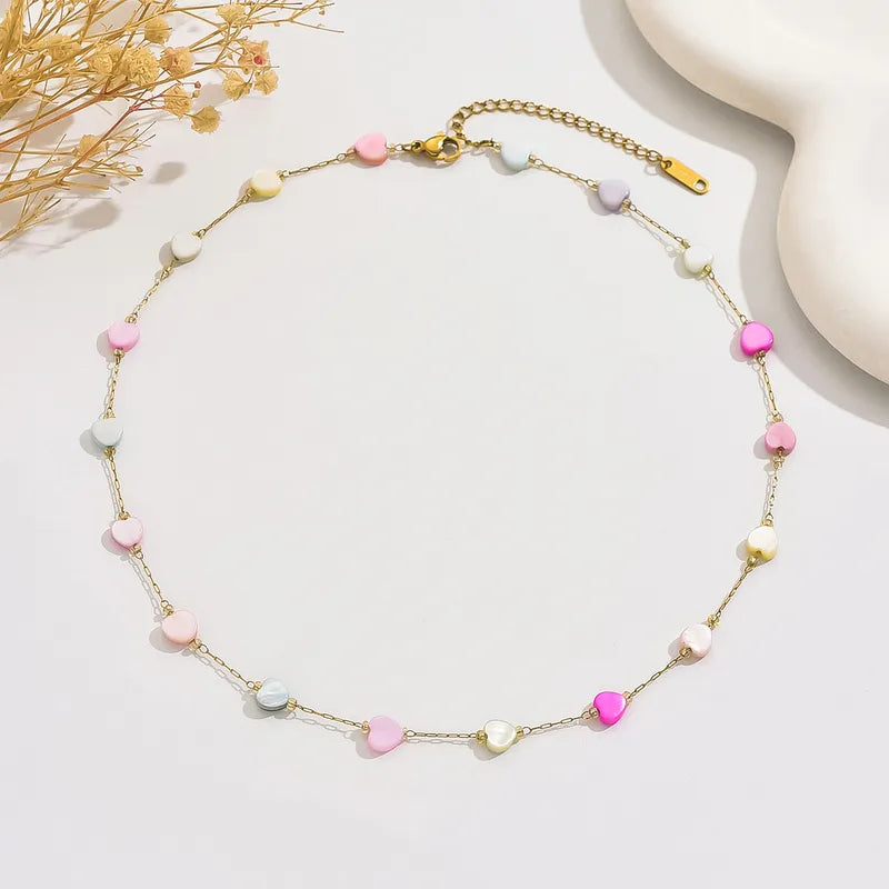 Collier ras de cou cœur multicolore acier inoxydable doré - détail cœurs