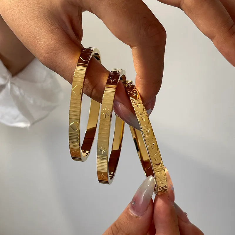 Bracelet cœurs gravés relief plaqué or 18K acier inoxydable - détail cœurs