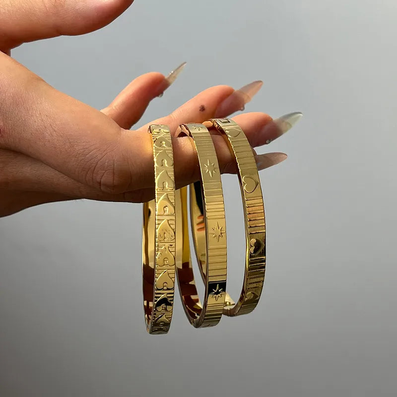 Bracelet cœurs relief plaqué or 18K acier inoxydable - porté poignet